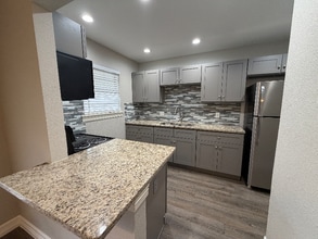 1232 E Live Oak Rd in Schertz, TX - Foto de edificio - Building Photo