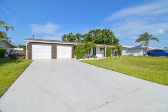 3922 Fontainebleau Dr in Tampa, FL - Building Photo - Building Photo