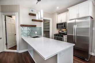 1016 E Pearson St, Unit 1018 in Milwaukee, WI - Building Photo - Building Photo