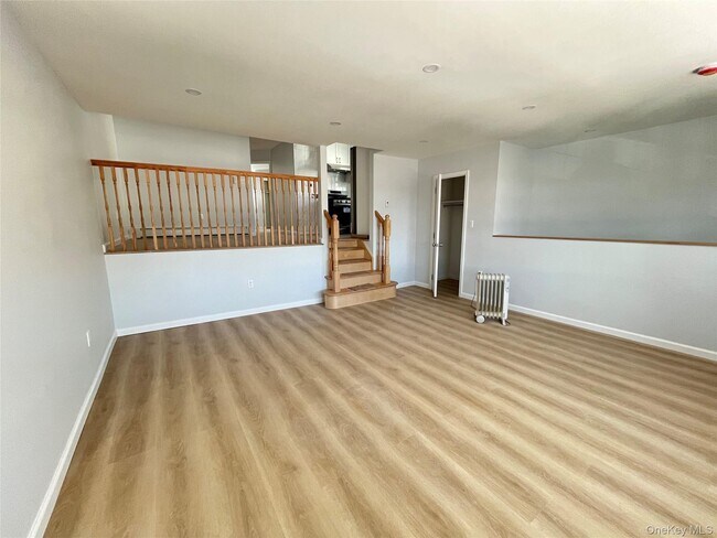 34-22 Brookside St in New York, NY - Building Photo - Building Photo