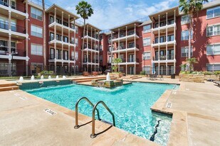 2400 McCue Rd in Houston, TX - Building Photo