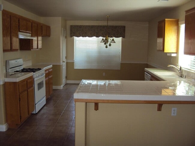 3739 W Elowin Ave in Visalia, CA - Building Photo - Building Photo