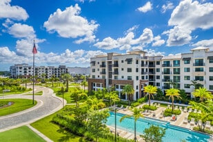 Shalimar Plantation East in Plantation, FL - Building Photo