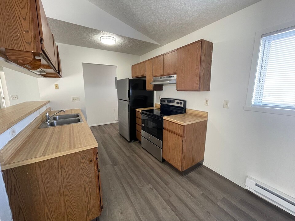 81C Center St in West Fargo, ND - Building Photo