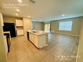 2327 Ashberry Ridge Dr in Plant City, FL - Building Photo - Building Photo