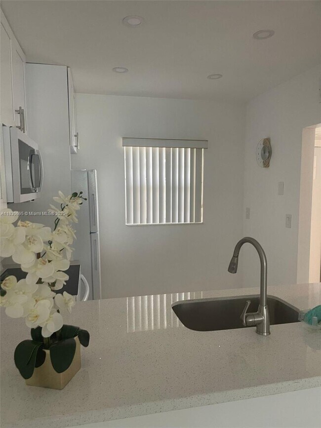 5111 W Oakland Park Blvd in Lauderdale Lakes, FL - Building Photo - Building Photo