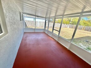 3933 SW Kakopo St in Port St. Lucie, FL - Foto de edificio - Building Photo