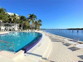 750 NE 64th St, Unit B301 in Miami, FL - Foto de edificio - Building Photo