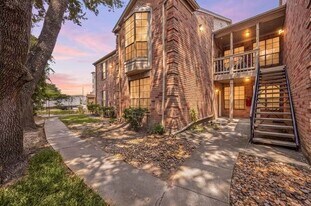 2255 Braeswood Park Dr in Houston, TX - Building Photo