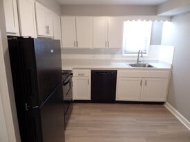 Colonial Court Apartments in Buffalo, NY - Building Photo