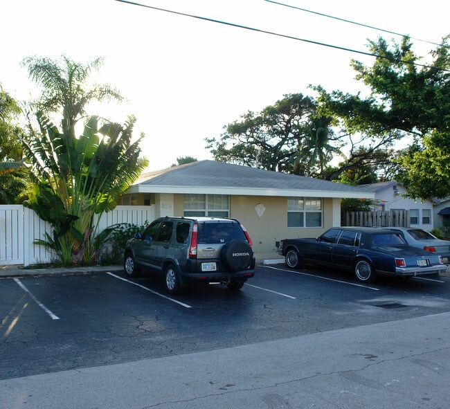 824 NE 17th Ter in Fort Lauderdale, FL - Building Photo - Building Photo