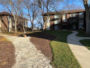 5S100 Pebblewood Ln in Naperville, IL - Foto de edificio - Building Photo