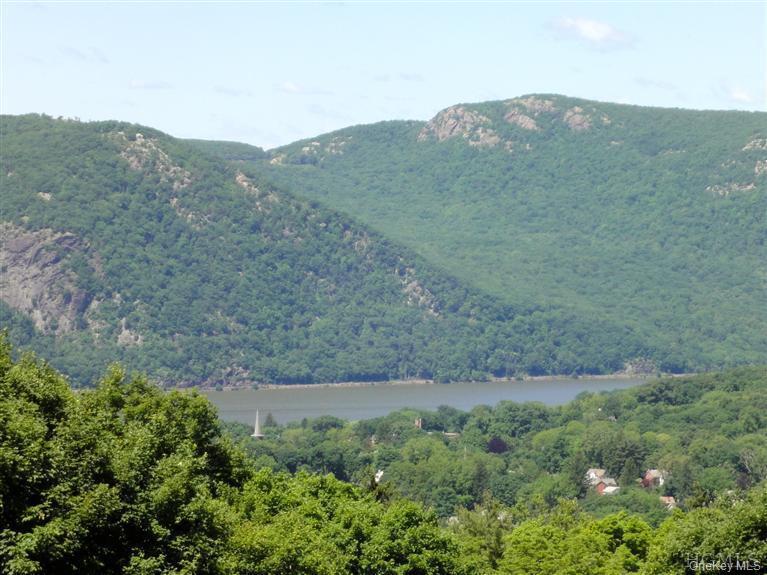 376 Lane Gate Rd in Cold Spring, NY - Building Photo