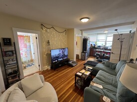 332 Beacon St, Unit 3 Apartamentos