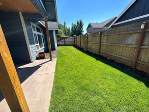 21323 N E Livingston Dr in Bend, OR - Foto de edificio - Building Photo