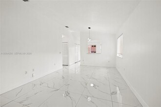 631 NW 79th Terrace in Pembroke Pines, FL - Building Photo - Building Photo