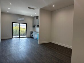 1702 S Hoover St, Unit 201 in Los Angeles, CA - Foto de edificio - Building Photo