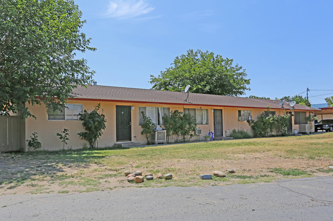 Hacienda Ranch Apartments in Caruthers, CA - Building Photo - Building Photo