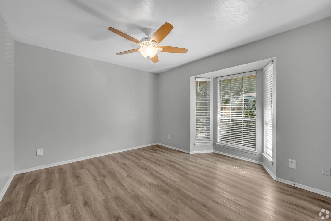 Cottonwood in Dallas, TX - Building Photo
