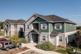 Brownstone Flats Apartments in Nampa, ID - Foto de edificio - Building Photo