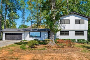 4832 Valley View Ct in Dunwoody, GA - Building Photo