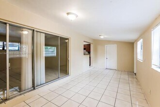 1120 NE 160th St in North Miami Beach, FL - Building Photo - Building Photo