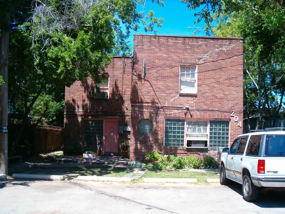 204 S Spooner St in Pasadena, TX - Building Photo