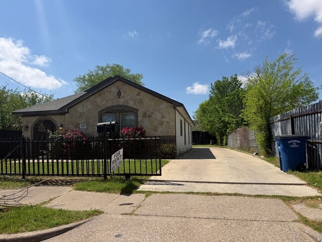 property at 1215 S Fitzhugh Ave