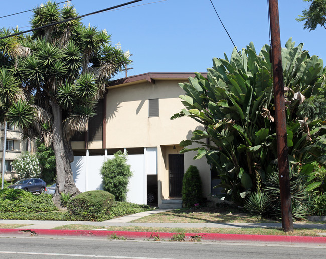 1472 S Barrington Ave in Los Angeles, CA - Building Photo - Building Photo