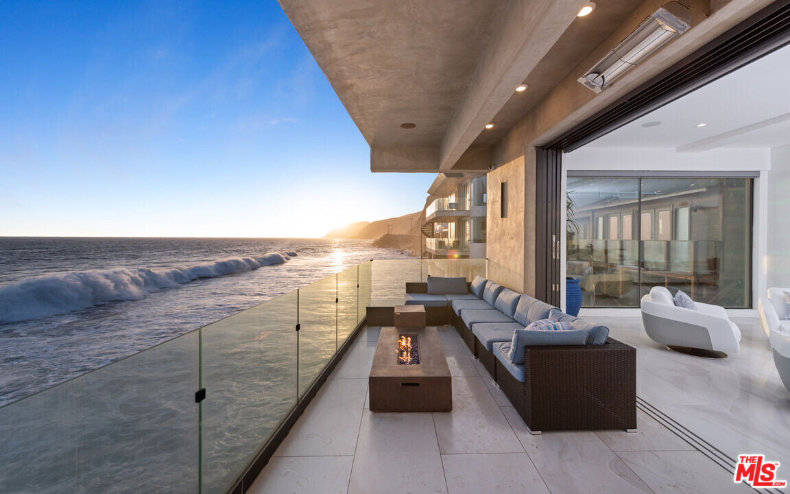 11350 Pacific Coast Hwy in Malibu, CA - Building Photo