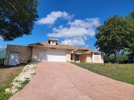 665 W Sunset Strip Dr in Beverly Hills, FL - Building Photo