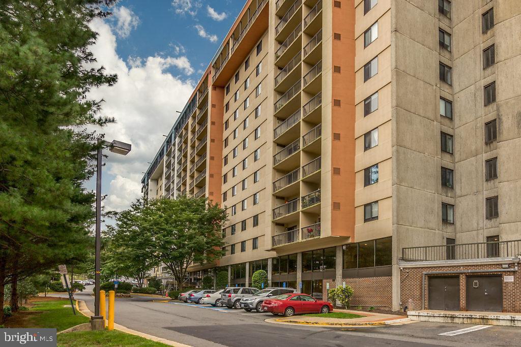 3800 Powell Ln in Falls Church, VA - Building Photo