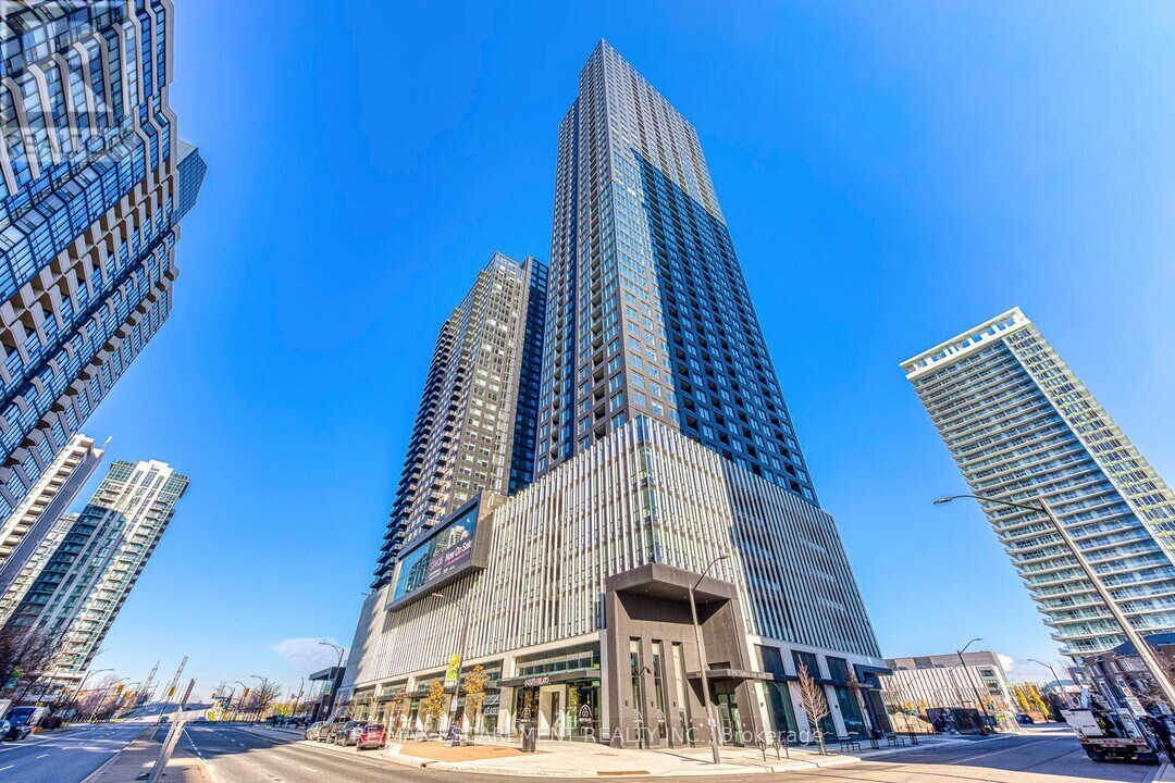 395 Square One Dr in Mississauga, ON - Building Photo