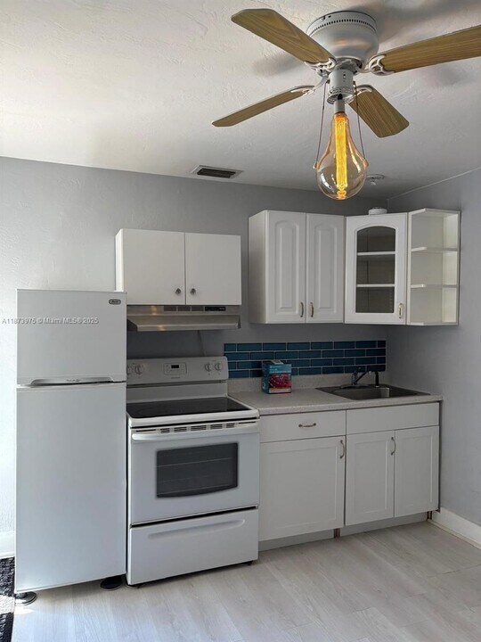 1101 NE 5th St in Hallandale Beach, FL - Building Photo