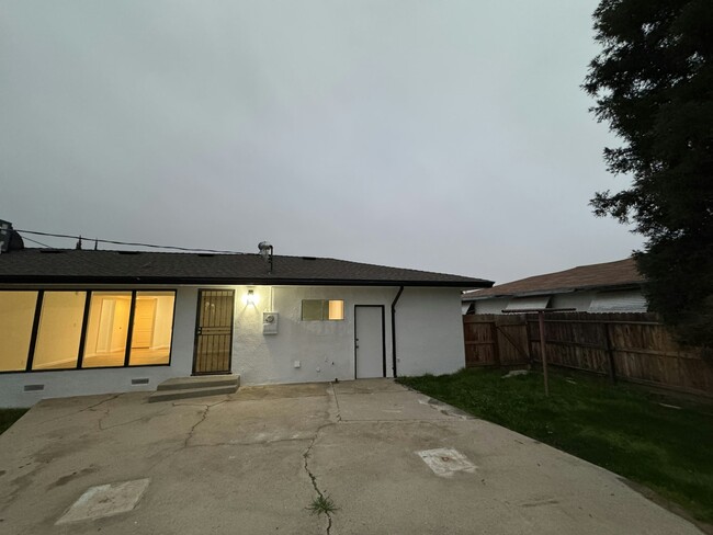 4884 E Simpson Ave in Fresno, CA - Foto de edificio - Building Photo