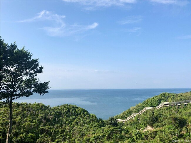 508 Fox Hill Dr in Calverton, NY - Building Photo - Building Photo