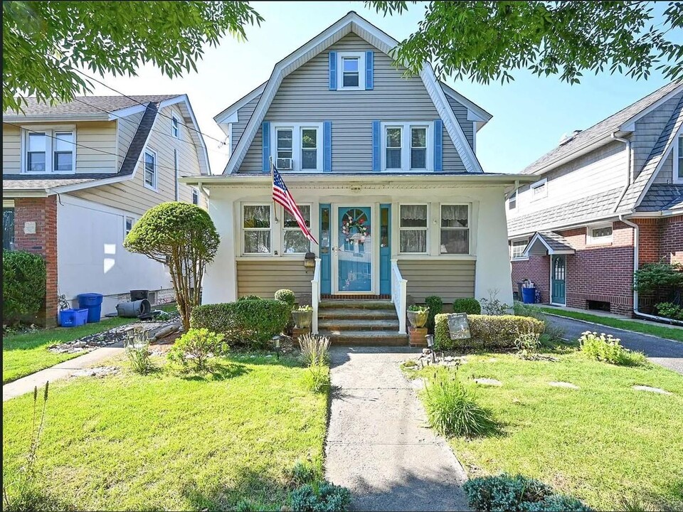 50 Winter St in Lynbrook, NY - Building Photo