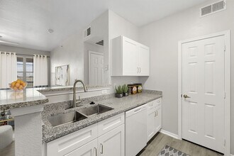 Southgate on Emerald in San Antonio, TX - Building Photo - Building Photo