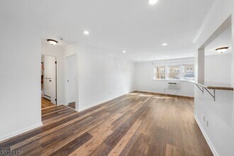 300 W Munsell Ave in Linden, NJ - Building Photo - Building Photo