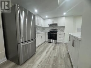 136 Atkins Cir in Brampton, ON - Building Photo - Building Photo