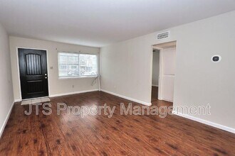 2825 Sweet Way in Sacramento, CA - Building Photo - Building Photo