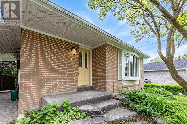 10 Holman Crescent in Aurora, ON - Building Photo - Building Photo