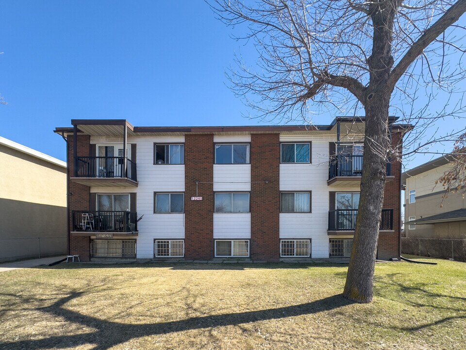 Roppo Casa in Edmonton, AB - Building Photo