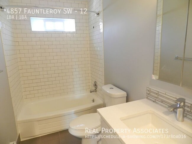 4857 Fauntleroy Wy SW in Seattle, WA - Foto de edificio - Building Photo