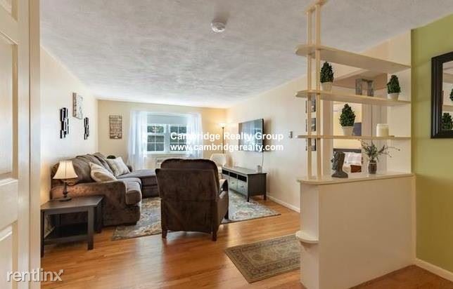 8 Colonial Village Dr-Unit -Apt 6 in Arlington, MA - Building Photo