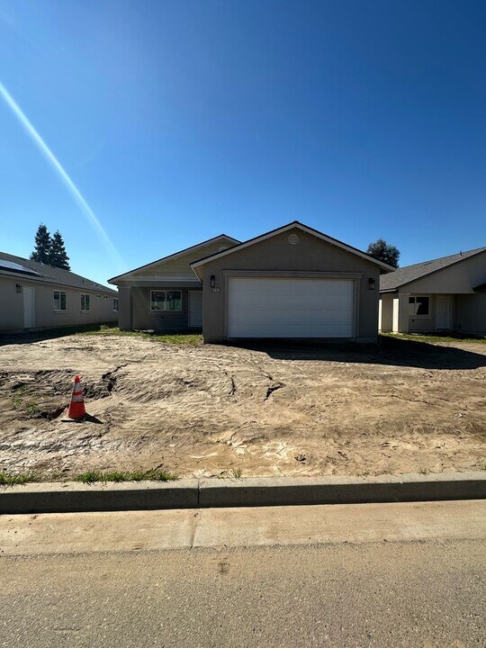 2442 W Park Dr in Madera, CA - Building Photo