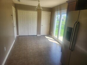 811 Daybreak Dr in Avon, IN - Foto de edificio - Building Photo
