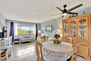 2812 Garden Dr S in Lake Worth Beach, FL - Building Photo