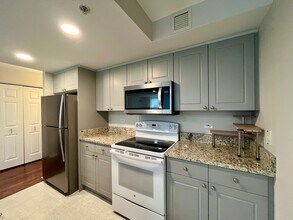 1640 Maple Ave, Unit 604 in Evanston, IL - Foto de edificio - Building Photo