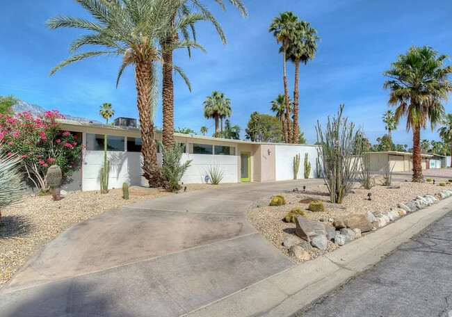 645 S Canon Dr in Palm Springs, CA - Building Photo - Building Photo